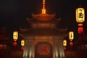 周末厨房封面画面，灶台上的家常菜与铁锅